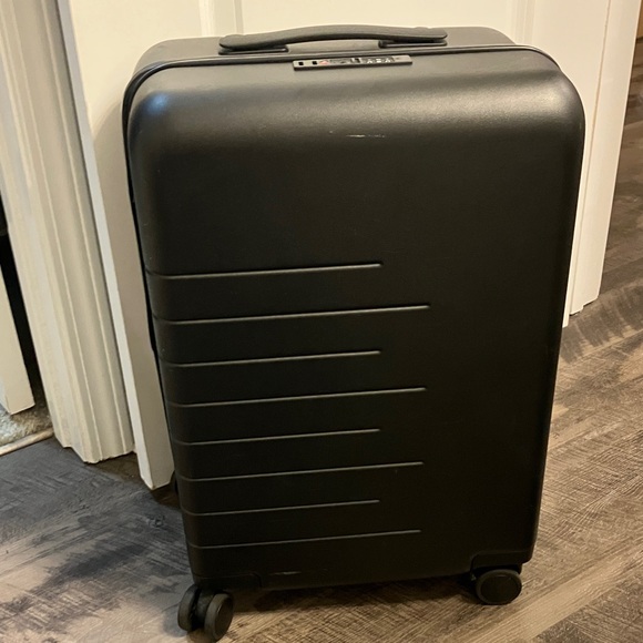 Quince Other - Quince expandable 22” small carry on Black Rolling Suitcase